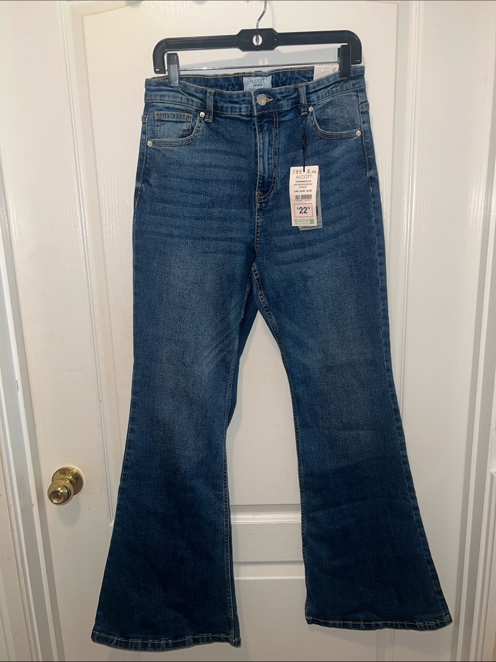 NWT Alcott Women's Blue Flare Jeans - Dark Wash. ALCOTT.EU. Waist: 32.